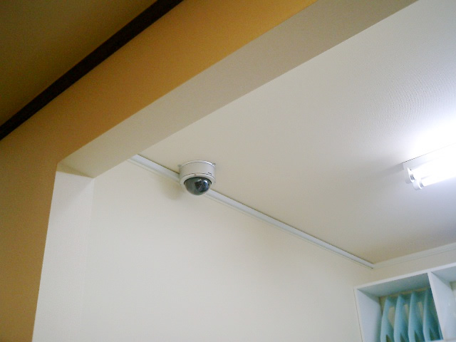 事務所の天井にドームカメラ