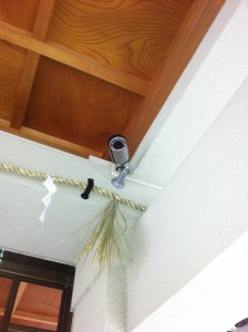 賽銭箱上の防犯カメラ