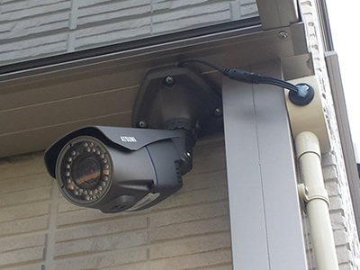 個人宅玄関に防犯カメラ