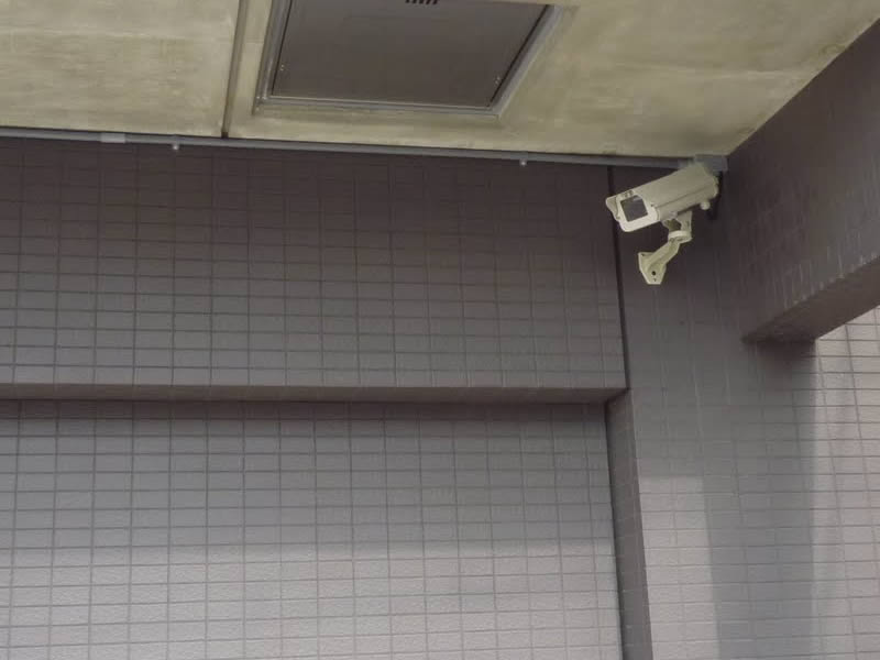マンション駐車場入り口の防犯カメラ