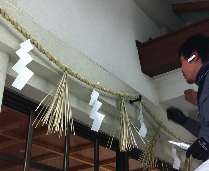 東京都内神社の防犯カメラ賽銭箱上