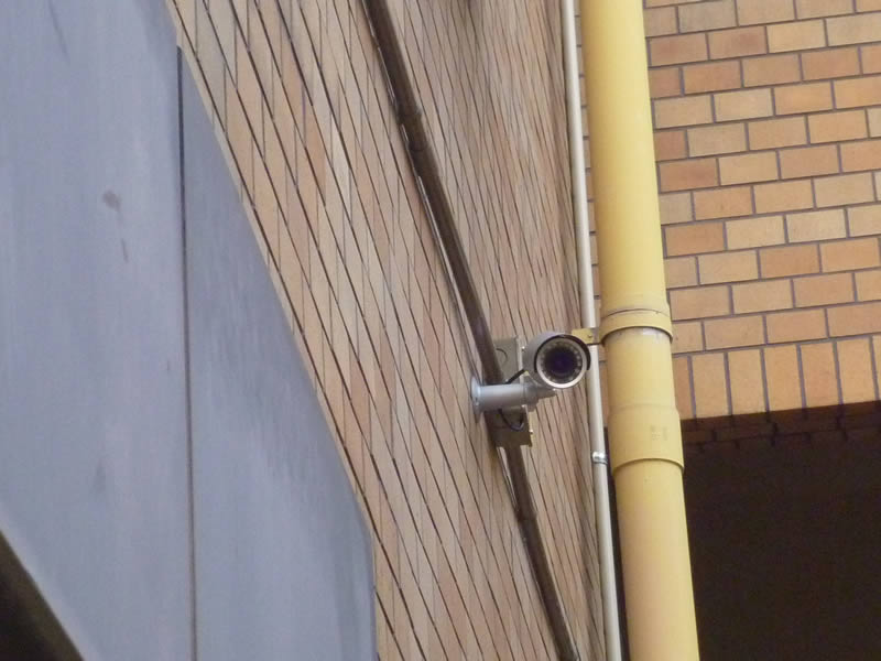 マンション入り口上部の防犯カメラ