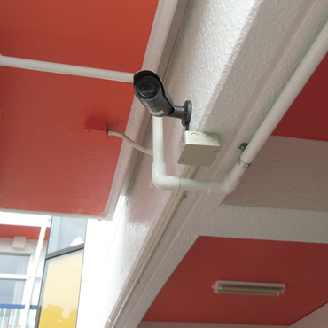 幼稚園通路に設置された防犯カメラ