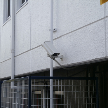 建物の裏側の防犯カメラ