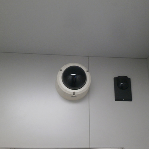 エレベーター内の防犯カメラ
