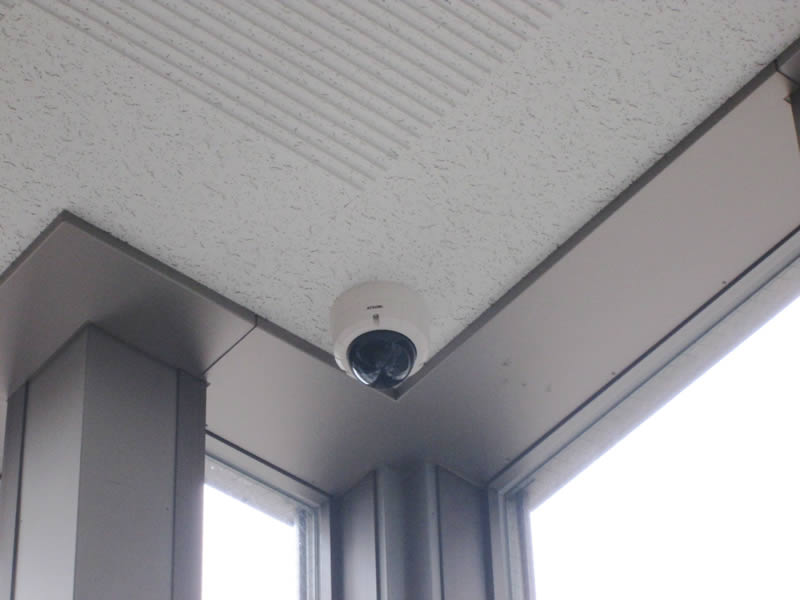 オフィスの天井にドームカメラ２