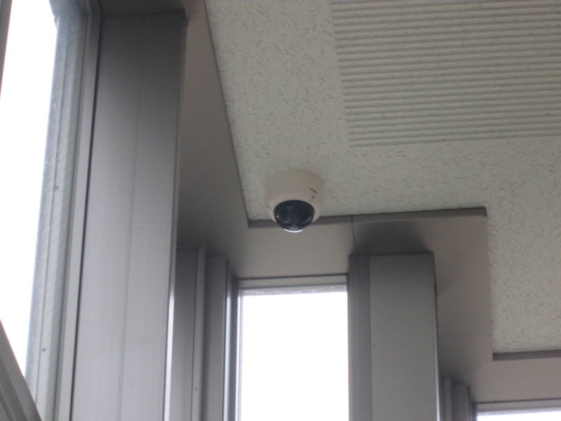 オフィスの天井にドームカメラ１