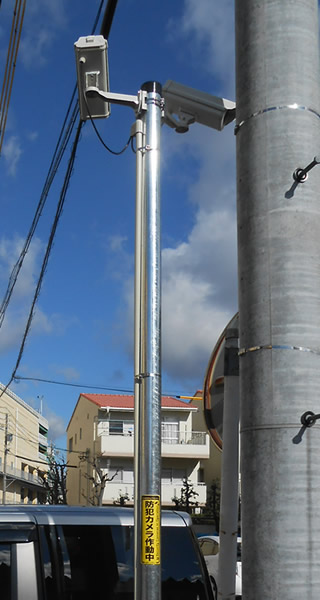 藤沢市マンションのポール取付防犯カメラ2台