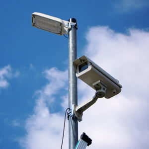 伊勢原市の駐車場に防犯カメラと防犯灯を設置工事