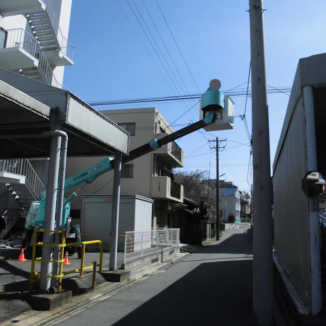 相模原市高所作業車での道路マタギ配線