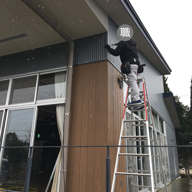 平塚市の防犯カメラ工事中の様子１