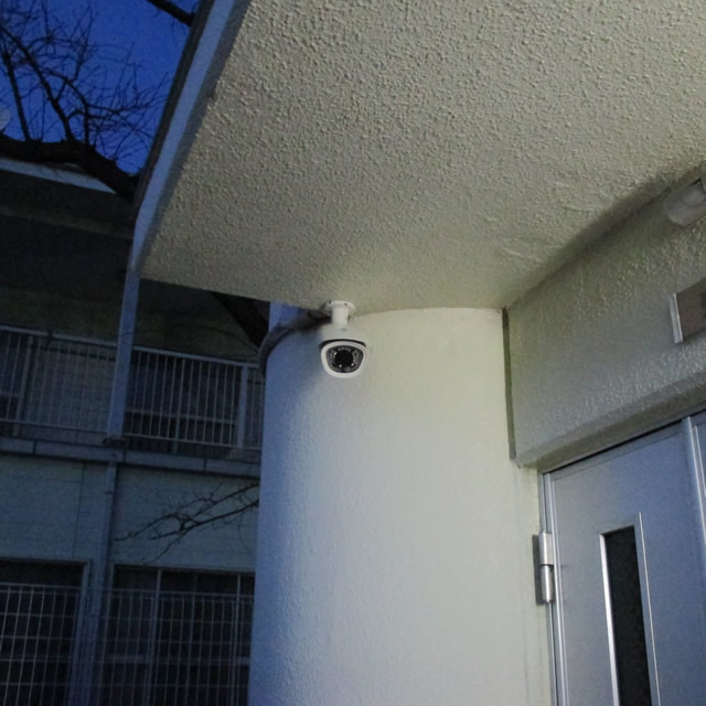 出入り口の防犯カメラ