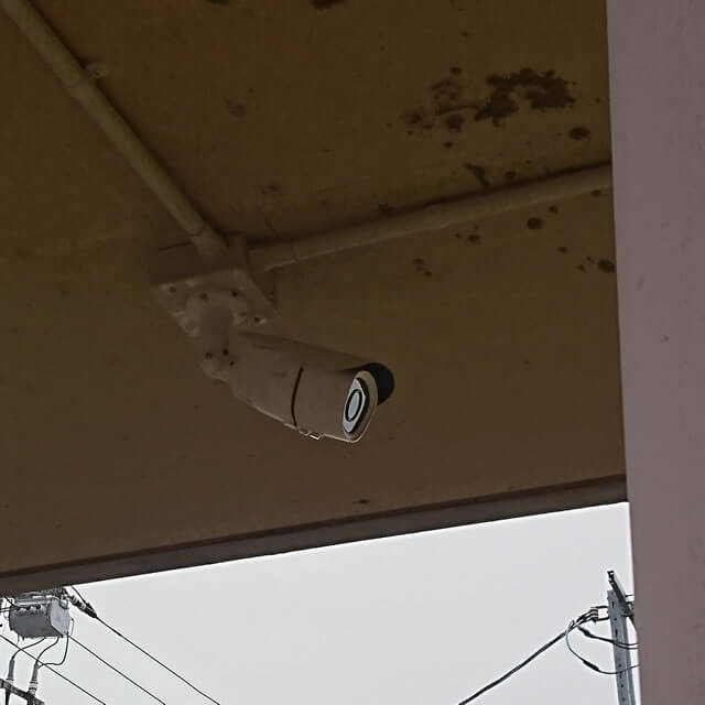 杉並区某施設玄関の防犯カメラ